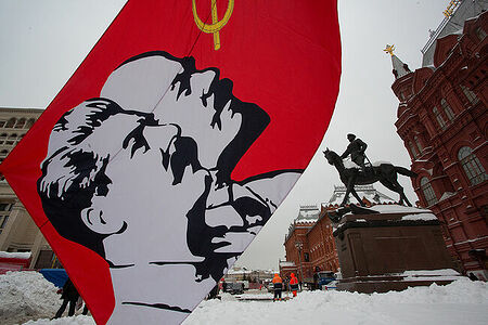 21.12.2022, Москва. Флаг с изображением Сталина и Ленина…
