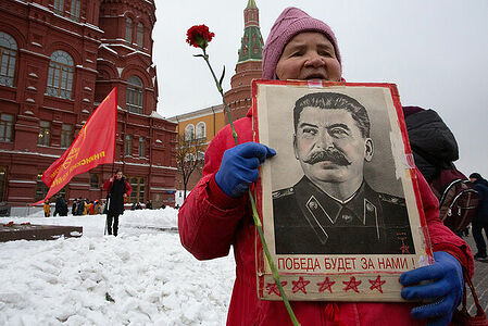 21.12.2022, Москва. Пожилая женщина с портретом Иосифа Сталина на Манежной площади.