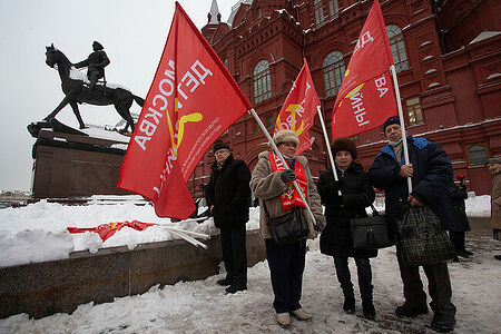 21.12.2022, Москва. Люди с флагами КПРФ перед началом акции по случаю Дня рождения Иосифа Сталина.