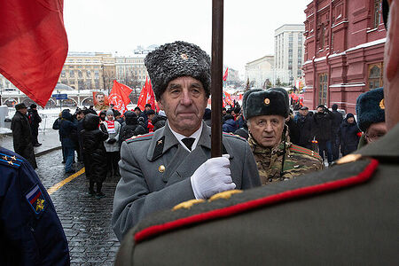 21.12.2022, Москва. Старший офицер в отставке с флагом КПРФ.