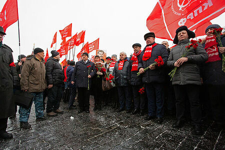 21.12.2022, Москва. Члены КПРФ во время акции по случаю его Дня рождения.