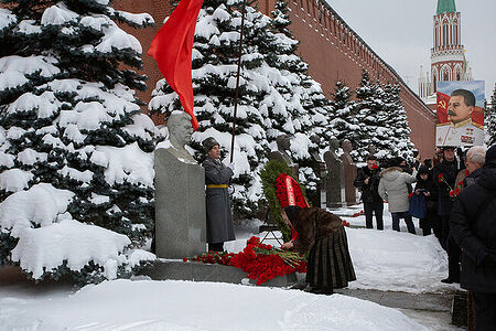 21.12.2022, Москва. Женщина возлагает цветы к могиле Иосифа Сталина у Кремлёвской стены.