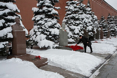 21.12.2022, Москва. Мужчина возлагает цветы к могиле Иосифа Сталина во время акции по случаю его Дня его рождения.