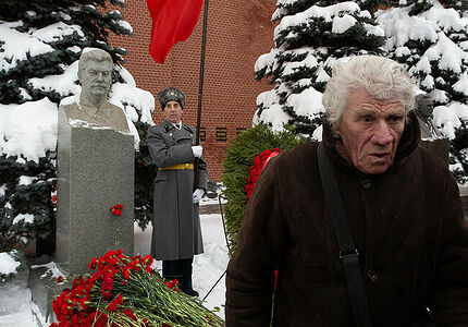 21.12.2022, Москва. На могиле Иосифа Сталина во время акции по случаю его Дня рождения.