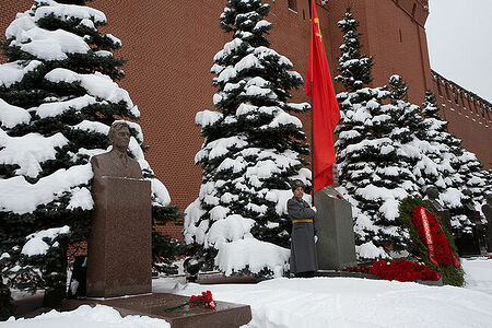 21.12.2022, Москва. Офицер в отставке с флагом у могилы Сталина у Кремлёвской стены в День его рождения.