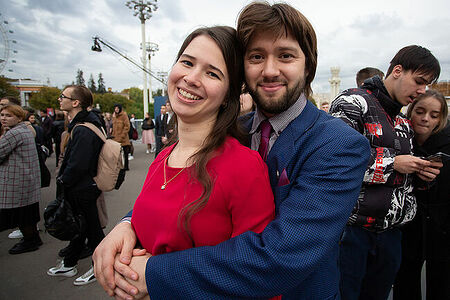 21.09.2022, Москва. Парень с девушкой на концерте во время акции Вальс народов России на ВДНХ.