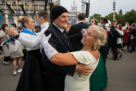 21.09.2022, Москва. Пенсионеры танцуют в паре во время акции Вальс народов России на ВДНХ.