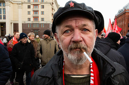 21.01.2023, Москва. Мужчина с шарфом КПРФ на шествии по случаю Дня памяти В. И. Ленина.