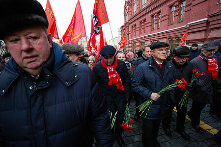 21.01.2023, Москва. Геннадий Зюганов с соратникаами по партии во время акции по случаю Дня памяти В. И. Ленина.