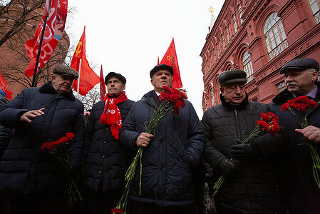 21.01.2023, Москва. Геннадий Зюганов с соратникаами по партии на шествии по случаю Дня памяти В. И. Ленина.