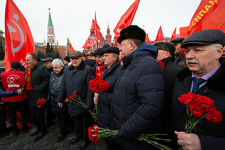 21.01.2023, Москва. Геннадий Зюганов с соратникаами по партии во время акции по случаю Дня памяти В. И. Ленина.