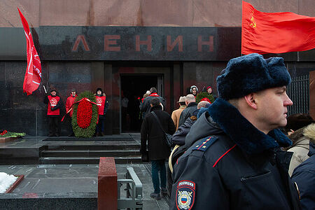 21.01.2023, Москва. Представители партии КПРФ возлагают цветы к Мавзолею по случаю Дня памяти В. И. Ленина.