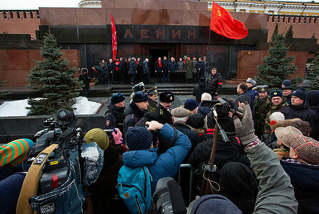 21.01.2023, Москва. Журналисты снимают Геннадия Зюганова и других членов КПРФ у Мавзолея во время акции по случаю Дня памяти В. И. Ленина.