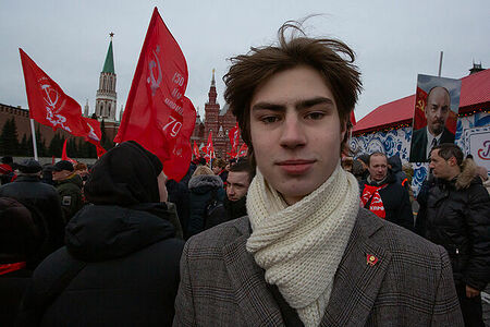 21.01.2023, Москва. Парень с комсомольским значком на лацкане пальто во время акции по случаю Дня памяти В. И. Ленина.