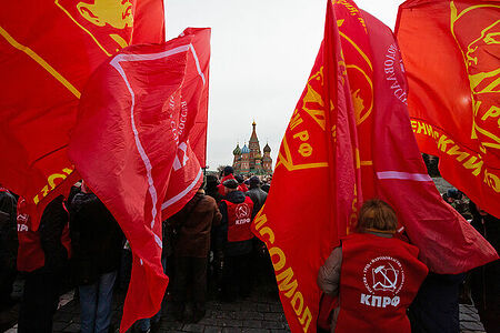21.01.2023, Москва. Люди с флагами на Красной площади во время акции по случаю Дня памяти В. И. Ленина.