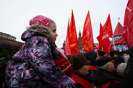 21.01.2023, Москва. Маленькая девочка сидит на плечах у папы во время акции по случаю Дня памяти В. И. Ленина.