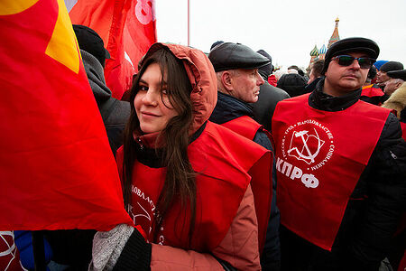 21.01.2023, Москва. Молодая девушка с красным флагом на акции по случаю Дня памяти В. И. Ленина.