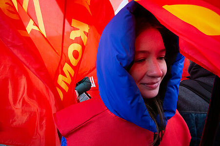 21.01.2023, Москва. Молодая девушка среди флагов на акции по случаю Дня памяти В. И. Ленина.
