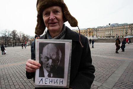 21.01.2023, Москва. Мужчина с портретом Ленина перед шествием партии «Коммунистическая партия Коммунисты России» в День памяти В. И. Ленина.