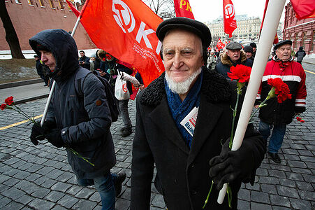 21.01.2023, Москва. Мужчина, член партии «Коммунистическая партия Коммунисты России» на шествии по случаю Дня памяти В. И. Ленина.