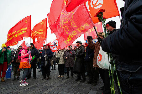 21.01.2023, Москва. Члены партии «Коммунистическая партия Коммунисты России» у Мавзолея на акции по случаю Дня памяти В. И. Ленина.