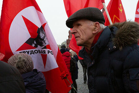 21.01.2023, Москва. Пожилой мужчина на акции партии «Коммунистическая партия Коммунисты России» по случаю Дня памяти В. И. Ленина.