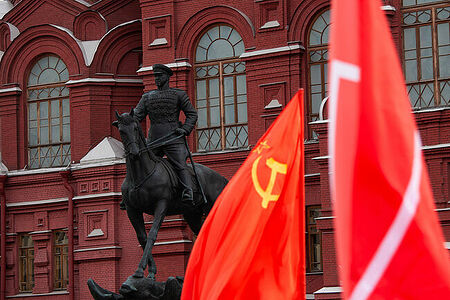 21.01.2023, Москва. Красные флаги КПРФ на фоне памятника маршалу Жукову в День памяти В. И. Ленина.