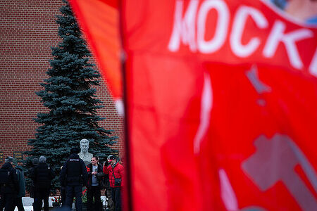 21.01.2023, Москва. Люди возлагают цветы к могиле Сталина в День памяти В. И. Ленина.
