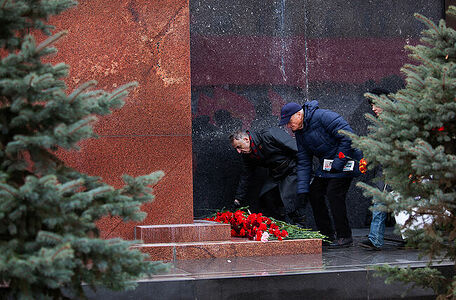 21.01.2023, Москва. Люди возлагают цветы к Мавзолею в День памяти В. И. Ленина.