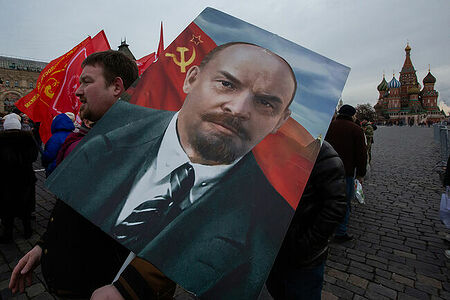 21.01.2023, Москва. Мужчина с портретом Ленина на акции по случаю Дня памяти В. И. Ленина.