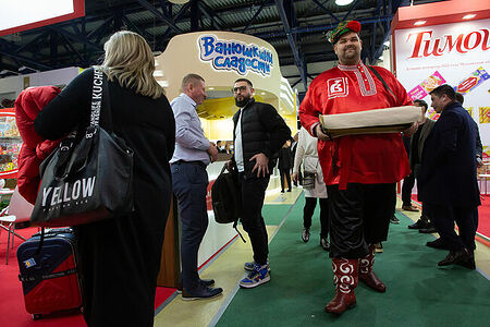 07.02.2023, Москва. Крупный, высокий мужчина-промоутер в русском национальном костюме на выставке «Продэкспо» 2023.