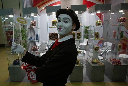 07.02.2023, Москва. Промоутер в роли клоуна-мима на выставке «Продэкспо» 2023.