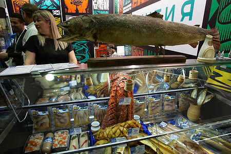 07.02.2023, Москва. Витрина с рыбной продукцией на выставке  «Продэкспо» 2023.