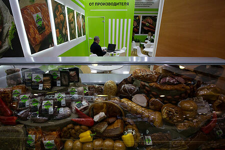 07.02.2023, Москва. Витрина с мясной продукцией на выставке «Продэкспо» 2023.