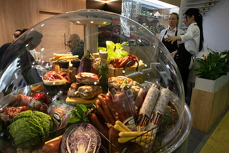 07.02.2023, Москва. Экспозиция из мясных продуктов на выставке «Продэкспо» 2023.