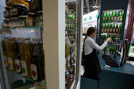 07.02.2023, Москва. Девушка наливает пиво на выставке «Продэкспо» 2023.