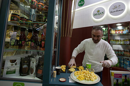 07.02.2023, Москва. Мужчина нарезает сыр для дегустации на выставке «Продэкспо» 2023 .