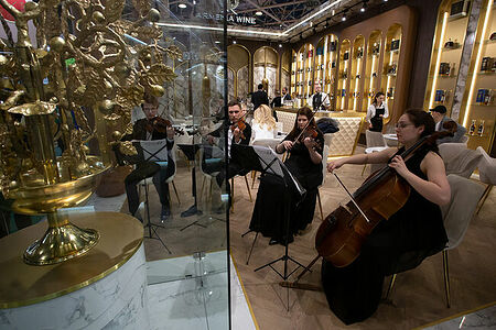 07.02.2023, Москва. Музыканты играют на экспозиции производителя алклголя на выставке «Продэкспо» 2023 .
