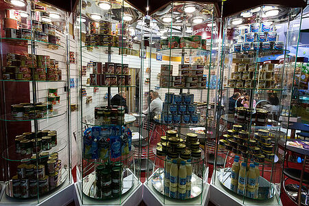 07.02.2023, Москва. Витрина с консервами на выставке «Продэкспо» 2023.