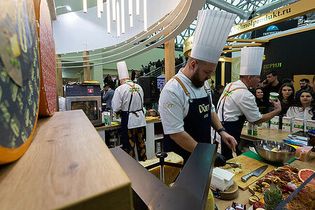 07.02.2023, Москва. Повар готовит блюдо из сыра на выставке «Продэкспо» 2023.