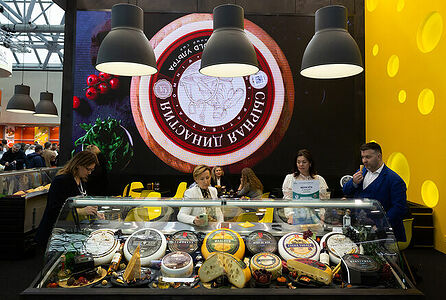 07.02.2023, Москва. Экспозиция производителя сыров на выставке «Продэкспо» 2023.