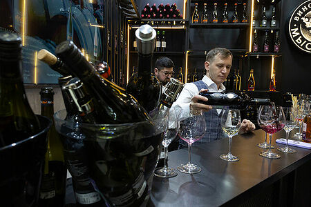 08.02.2023, Москва. Мужчина наливает вино в бокал на дегустации вина на выставке «Продэкспо» 2023.