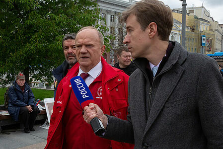 01.05.2023, Москва. Встреча депутатов фракции КПРФ с избирателями в формате патриотического митинга возле памятника Карлу Марксу. Лидер фракции КПРФ Геннадий Зюганов даёт интервью каналу «Россия».