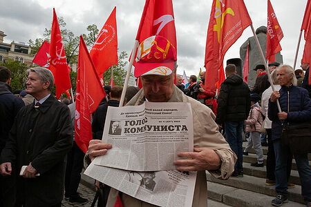 01.05.2023, Москва. Встреча депутатов фракции КПРФ с избирателями в формате патриотического митинга возле памятника Карлу Марксу. Мужчина распространяет газету «Голос коммуниста» на митинге.