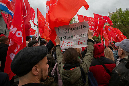 01.05.2023, Москва. Встреча депутатов фракции КПРФ с избирателями в формате патриотического митинга возле памятника Карлу Марксу. Женщина с плакатом на митинге.