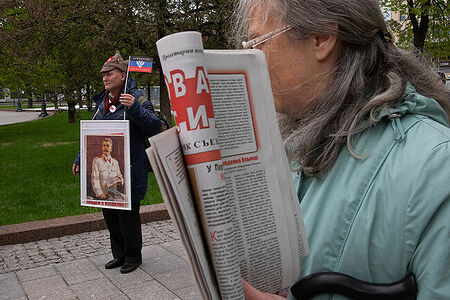 01.05.2023, Москва. Встреча депутатов фракции КПРФ с избирателями в формате патриотического митинга возле памятника Карлу Марксу. Мужчина-участник митинга с портретом Иосифа Сталина.