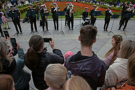 09.05.2023, Москва, Парк Горького, День Победы. Военный духовой оркестр играет перед зрителями.
