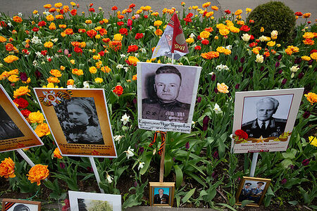 09.05.2023, Москва, Парк Горького, День Победы. Портреты участников Великой Отечественной Войны среди цветов на клумбе.