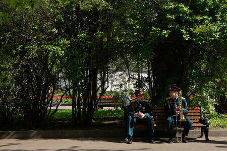 09.05.2023, Москва, Парк Горького, День Победы. Музыканты военного оркестра ждут начала своего выступления.