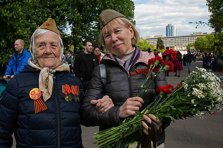 09.05.2023, Москва, Парк Горького, День Победы. Пожилая женщина в пилотке с дочерью.